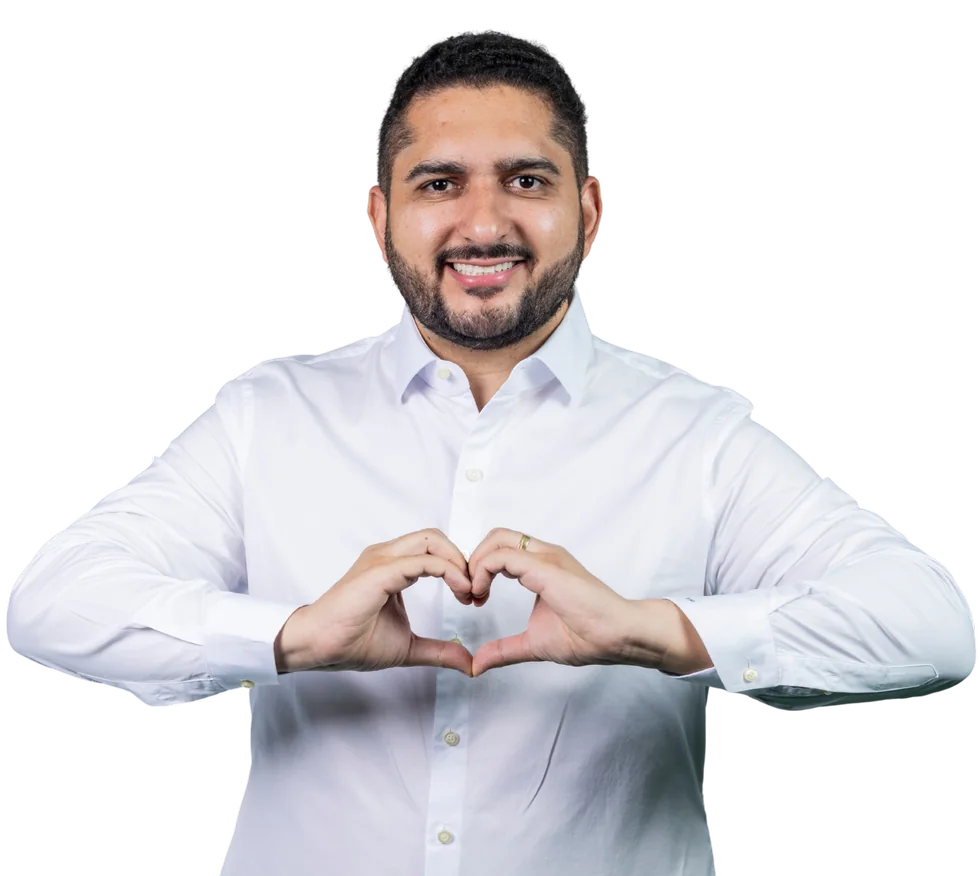 Thiago Ganem formando um coração com as duas mãos.